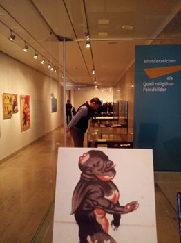 Foto von der Vernissage - Bild mit einem  Mönchskalb