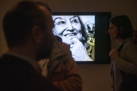 Foto von der Vernissage - Besucher betrachten eine Videoinstallation