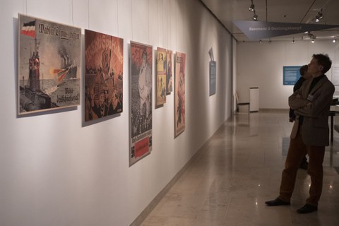 Foto von der Vernissage - Besucher betrachten Bilder an der Wand