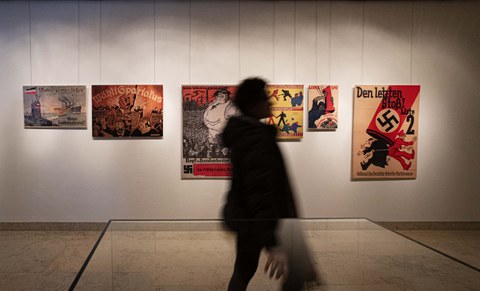 Foto von der Vernissage - Besucher betrachten Bilder an der Wand