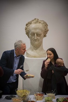 Foto von der Vernissage - Albrecht Dröse und Lisa Marie Richter beim Buffett