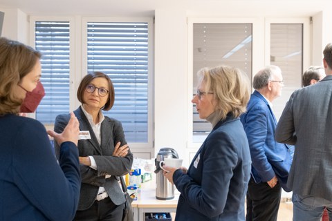 Menschen sitzen in einem Konferenzraum um einen Tisch