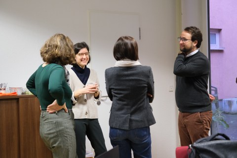 Menschen sitzen in einem Konferenzraum um einen Tisch