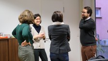 Menschen sitzen in einem Konferenzraum um einen Tisch