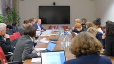 Menschen sitzen in einem Konferenzraum um einen Tisch