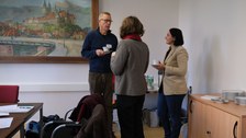Menschen sind stehend im Gespräch