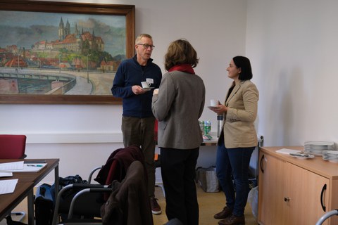 Menschen sind stehend im Gespräch