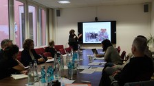 Menschen hören einen Vortrag