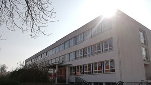 Das Foto zeigt das Gebäude August-Bebel-Str. 20 von außen im Sonnenschein.