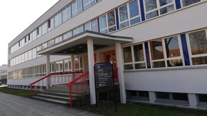 Das Foto zeigt das Gebäude August-Bebel-Straße 20 von außen.