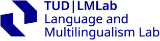 Das Bild zeigt das Logo des LMLabs: Links ist in Blau das achteckähnliche TUD-Logo zu sehen. Rechts daneben steht auf drei Zeilen verteilt in Blau der Schriftzug: „TUD | LMLab Language and Multilingualism Lab“.