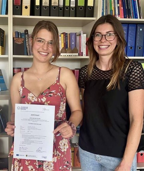 Auf der linken Seite ist Joceline Mutscher zu sehen, sie hält eine Urkunde in der Hand. Auf der rechten Seite steht Michelle Pippig.