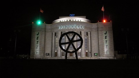 Theater mit unverhüllter Statue davor "ost jetzt"