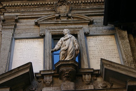 Statue als Teil einer klassizistischen Gebäudefassade