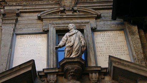 Statue als Teil einer klassizistischen Gebäudefassade