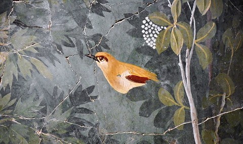 Altes Fresko eines golden leuchtenden Vogels in einem Garten