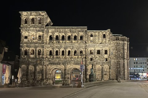 Das Foto zeigt die Porta Nigra.
