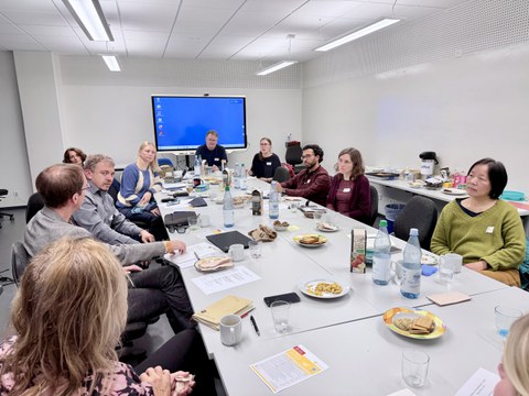 Gruppenfoto der Teilnehmenden des TU9-DaF-Treffens 2025 in einem Seminarraum des Leibniz Language Centre, Hannover.