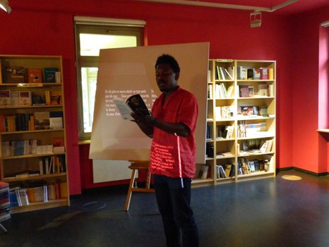 Foto 3 anlässlich der Lesung "La migration des murs - Die Wanderung der Mauern. Französischsprachige Lyrik aus Haïti und Québec" mit den Autoren James Noël (Haïti) und Hector Ruiz (Québec) am 20.06.2018 im Literaturhaus Villa Augustin Dresden.