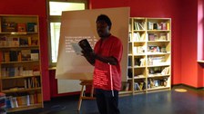 Foto 3 anlässlich der Lesung "La migration des murs - Die Wanderung der Mauern. Französischsprachige Lyrik aus Haïti und Québec" mit den Autoren James Noël (Haïti) und Hector Ruiz (Québec) am 20.06.2018 im Literaturhaus Villa Augustin Dresden.
