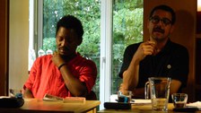 Foto 1 anlässlich der Lesung "La migration des murs - Die Wanderung der Mauern. Französischsprachige Lyrik aus Haïti und Québec" mit den Autoren James Noël (Haïti) und Hector Ruiz (Québec) am 20.06.2018 im Literaturhaus Villa Augustin Dresden.