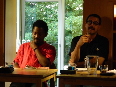 Foto 1 anlässlich der Lesung "La migration des murs - Die Wanderung der Mauern. Französischsprachige Lyrik aus Haïti und Québec" mit den Autoren James Noël (Haïti) und Hector Ruiz (Québec) am 20.06.2018 im Literaturhaus Villa Augustin Dresden.