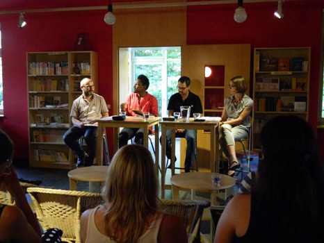 Foto 5 anlässlich der Lesung "La migration des murs - Die Wanderung der Mauern. Französischsprachige Lyrik aus Haïti und Québec" mit den Autoren James Noël (Haïti) und Hector Ruiz (Québec) am 20.06.2018 im Literaturhaus Villa Augustin Dresden.