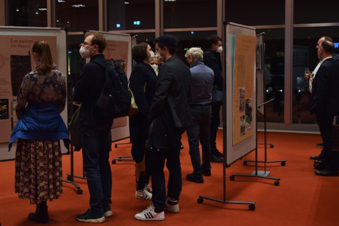Foto 2 anlässlich der Ausstellungseröffnung „Kubuni – Comics aus Afrika“ im November 2021 in der Zentralbibliothek der Städtischen Bibliotheken Dresden.