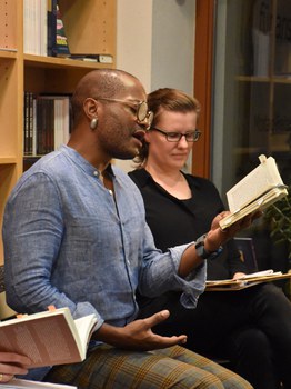 Foto 14 anlässlich von „Max Lobe. Lesung und Gespräch: Confidences“ am 27.10.2022 in der Buchhandlung LeseLust Dresden.