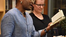 Foto 14 anlässlich von „Max Lobe. Lesung und Gespräch: Confidences“ am 27.10.2022 in der Buchhandlung LeseLust Dresden.