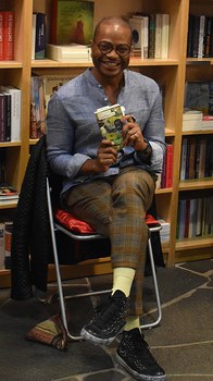 Foto 18 anlässlich von „Max Lobe. Lesung und Gespräch: Confidences“ am 27.10.2022 in der Buchhandlung LeseLust Dresden.