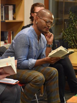 Foto 3 anlässlich von „Max Lobe. Lesung und Gespräch: Confidences“ am 27.10.2022 in der Buchhandlung LeseLust Dresden.