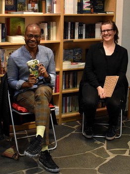 Foto 9 anlässlich von „Max Lobe. Lesung und Gespräch: Confidences“ am 27.10.2022 in der Buchhandlung LeseLust Dresden.
