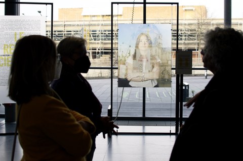Foto 29 anlässlich der Eröffnung der Fotoausstellung „Poser pour la liberté. Portraits de scientifiques en exil / Standing for freedom. Portraits of scientists in exile“ vom 04.-17. Mai 2022 im Hörsaalzentrum der TU Dresden.
