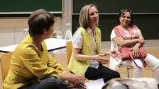 Foto 1 anlässlich der Podiumsdiskussion „Liberté / Freiheit: Wissenschaft im Angesicht von Flucht, Vertreibung und Exil“ am 12. Mai 2022 im Rahmen der Ausstellung „Poser pour la liberté", 04.-17.05.2022, TU Dresden.