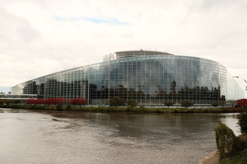 Foto anlässlich der Exkursion Studierender der Romanistik nach Straßburg (Frankreich) 07.-12.10.2024; hier: Außenansicht vom Europaparlament Straßburg.