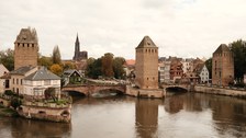 Foto anlässlich der Exkursion der Romanistikstudierenden nach Straßburg (Frankreich) vom 7. bis 12. Oktober 2024; hier: die Ponts couverts in Straßburg, im Hintergrund der Straßburger Dom.