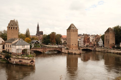Foto anlässlich der Exkursion der Romanistikstudierenden nach Straßburg (Frankreich) vom 7. bis 12. Oktober 2024; hier: die Ponts couverts in Straßburg, im Hintergrund der Straßburger Dom.
