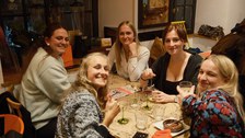 Photo 37 anlässlich der Exkursion Studierender der Romanistik nach Straßburg (Frankreich) 07.-12.10.2024; hier: Abschlussabend im Restaurant "Flam’s" Straßburg.