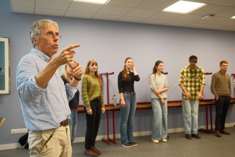 Foto 4 anlässlich der Exkursion Studierender der Romanistik nach Straßburg (Frankreich) 07.-12.10.2024; hier: Eindrücke vom Theater-Workshop mit Gilles Buscot.