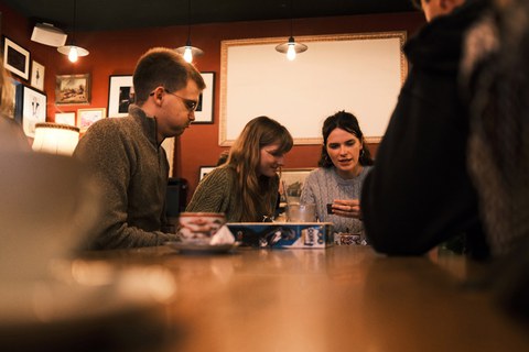 Photo 9 anlässlich der Exkursion Studierender der Romanistik nach Straßburg (Frankreich) 07.-12.10.2024; hier: Studierende im Café nach dem Workshop.
