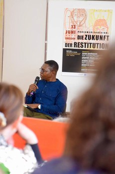 Foto 10 anlässlich der Podiumsdiskussion „Die Zukunft der Restitution“ am 13.06.2024 an der Philosophischen Fakultät der TU Dresden.