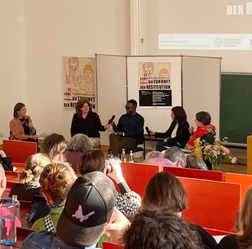 Foto 5 anlässlich der Podiumsdiskussion „Die Zukunft der Restitution“ am 13.06.2024 an der Philosophischen Fakultät der TU Dresden.