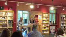 Foto 1 während der Lesung von Ralph Ludwig „Irrschweifen und Lachen“ (L’errance et le rire) am 05.06.2025 im Erich Kästner Haus für Literatur Dresden.