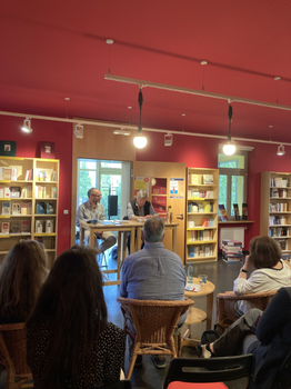 Foto 1 während der Lesung von Ralph Ludwig „Irrschweifen und Lachen“ (L’errance et le rire) am 05.06.2025 im Erich Kästner Haus für Literatur Dresden.