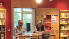 Foto 2 während der Lesung von Ralph Ludwig „Irrschweifen und Lachen“ (L’errance et le rire) am 05.06.2025 im Erich Kästner Haus für Literatur Dresden.