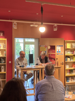 Foto 2 während der Lesung von Ralph Ludwig „Irrschweifen und Lachen“ (L’errance et le rire) am 05.06.2025 im Erich Kästner Haus für Literatur Dresden.