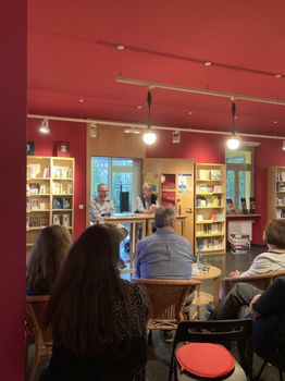 Foto 3 während der Lesung von Ralph Ludwig „Irrschweifen und Lachen“ (L’errance et le rire) am 05.06.2025 im Erich Kästner Haus für Literatur Dresden.