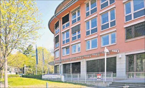 Photo of the building at Wiener Straße 48, home to the Faculty of Linguistics, Literature, and Cultural Studies at TU Dresden.