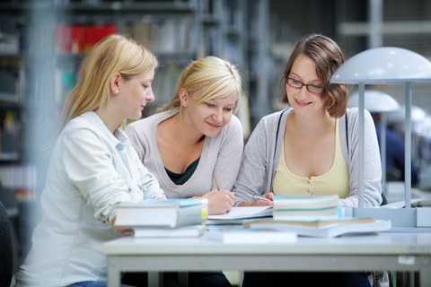 Studenten in der Bibliothek